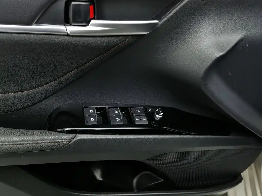 Фото 9 - Toyota Camry