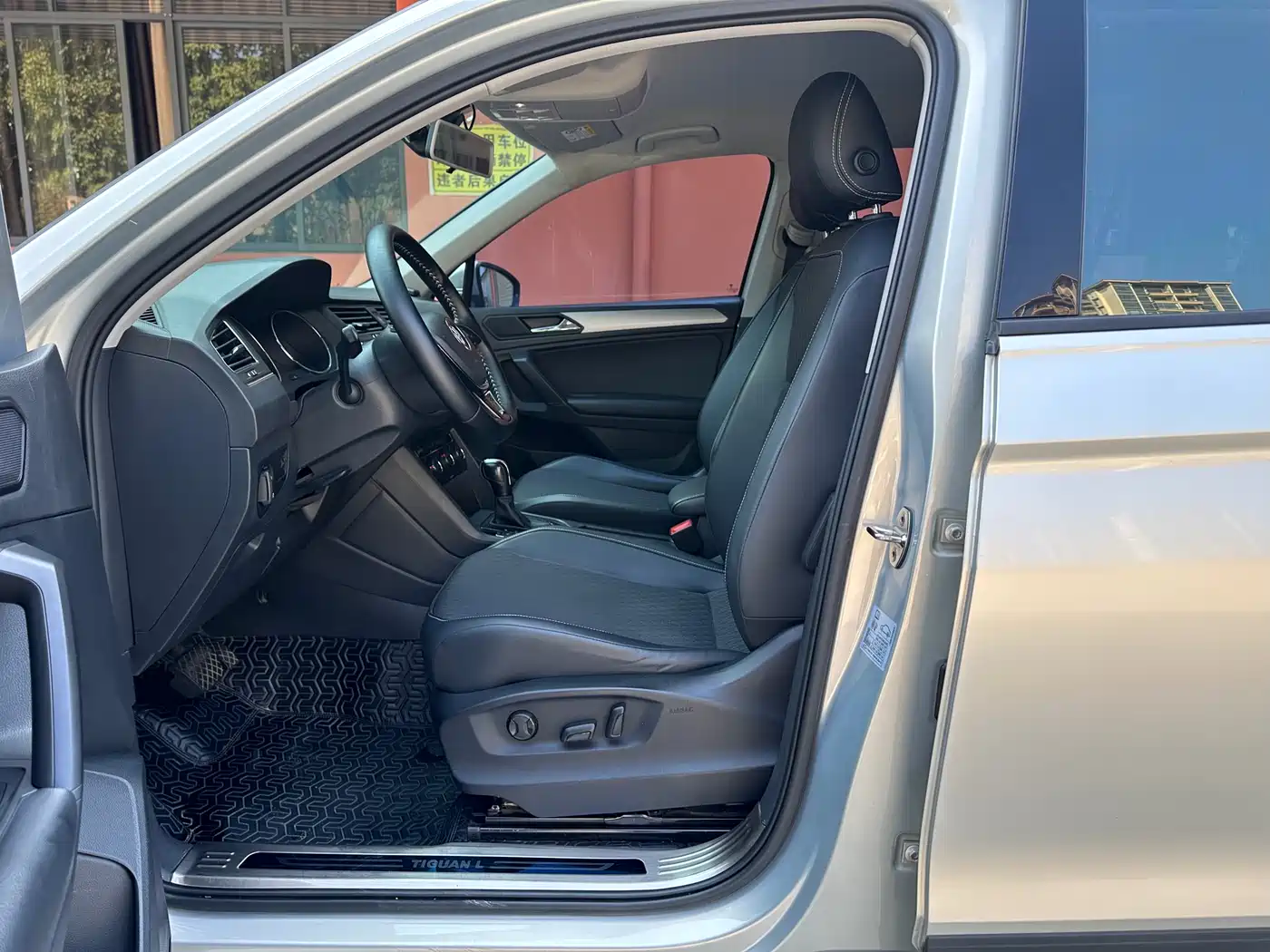 Volkswagen Tiguan L 2017 330TSI Automatic 2WD Trend Edition фото 8