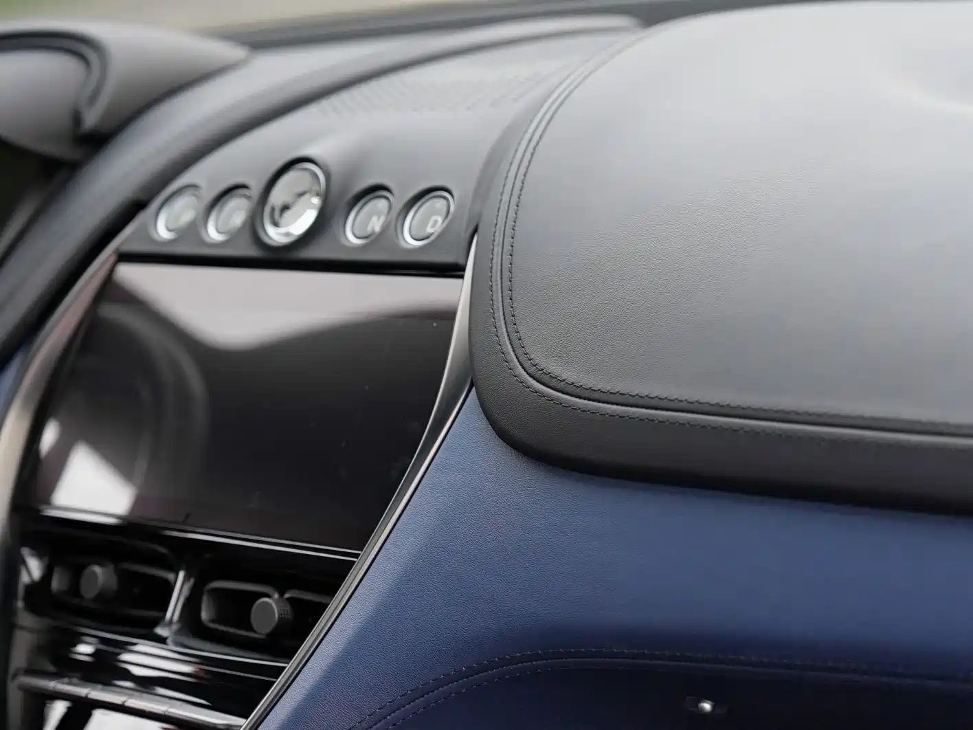 Фото 9 - Aston Martin DBX