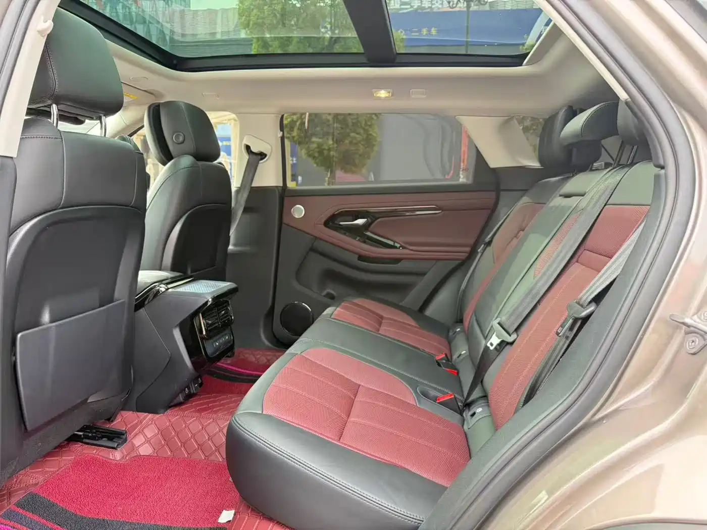 Land Rover Range Rover Evoque 2024 Range Rover Evoque L 249PS Condensed Light Limited Edition фото 6