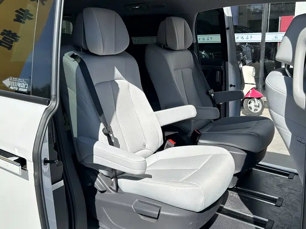 Photo 13 - Buick GL8