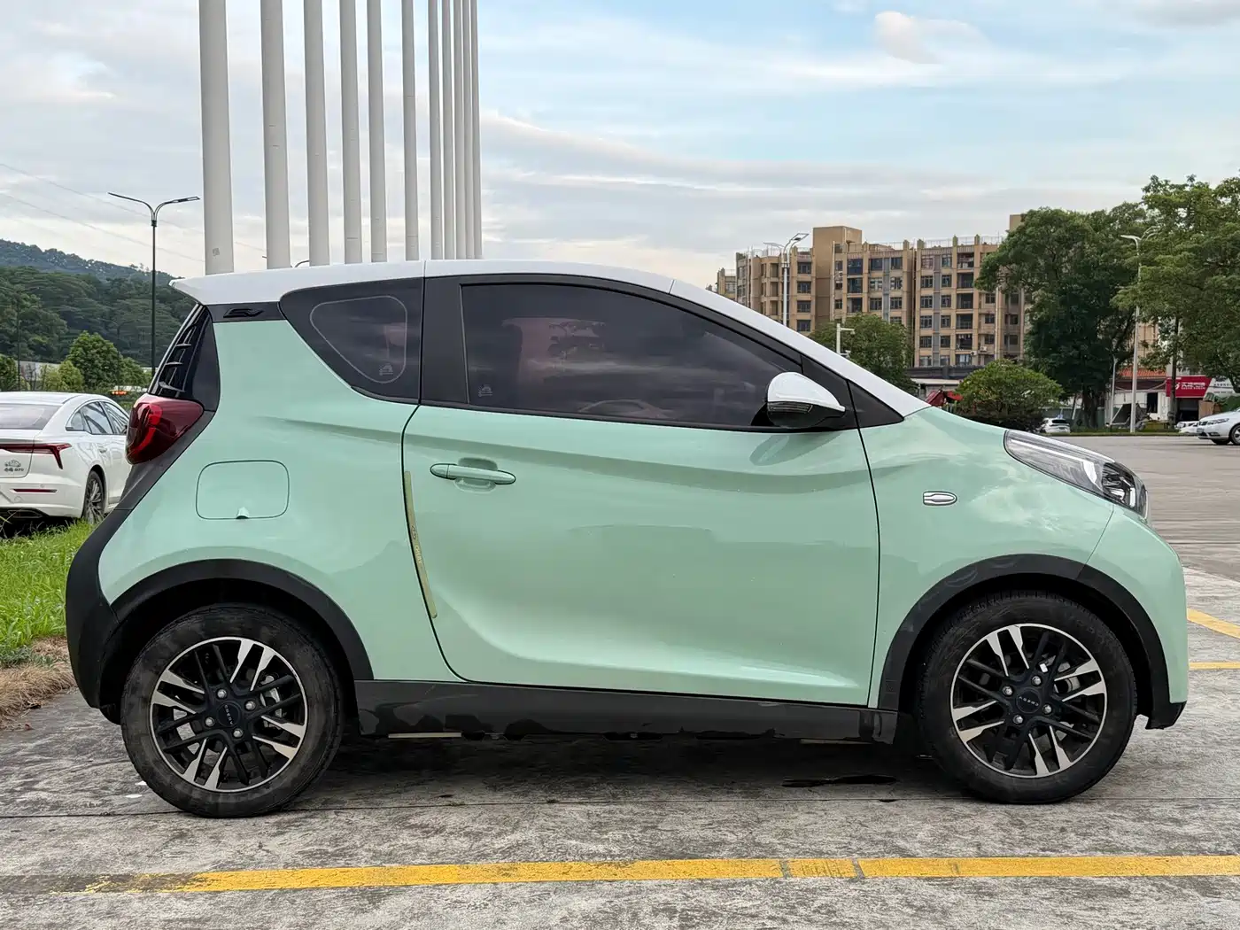 QQ New Energy Little Ant 2023 2022 Sweet Pink Edition Half Sugar Version LFP Lithium 30kW 301km