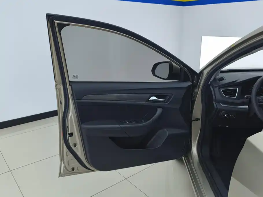 Фото 7 - Roewe 360