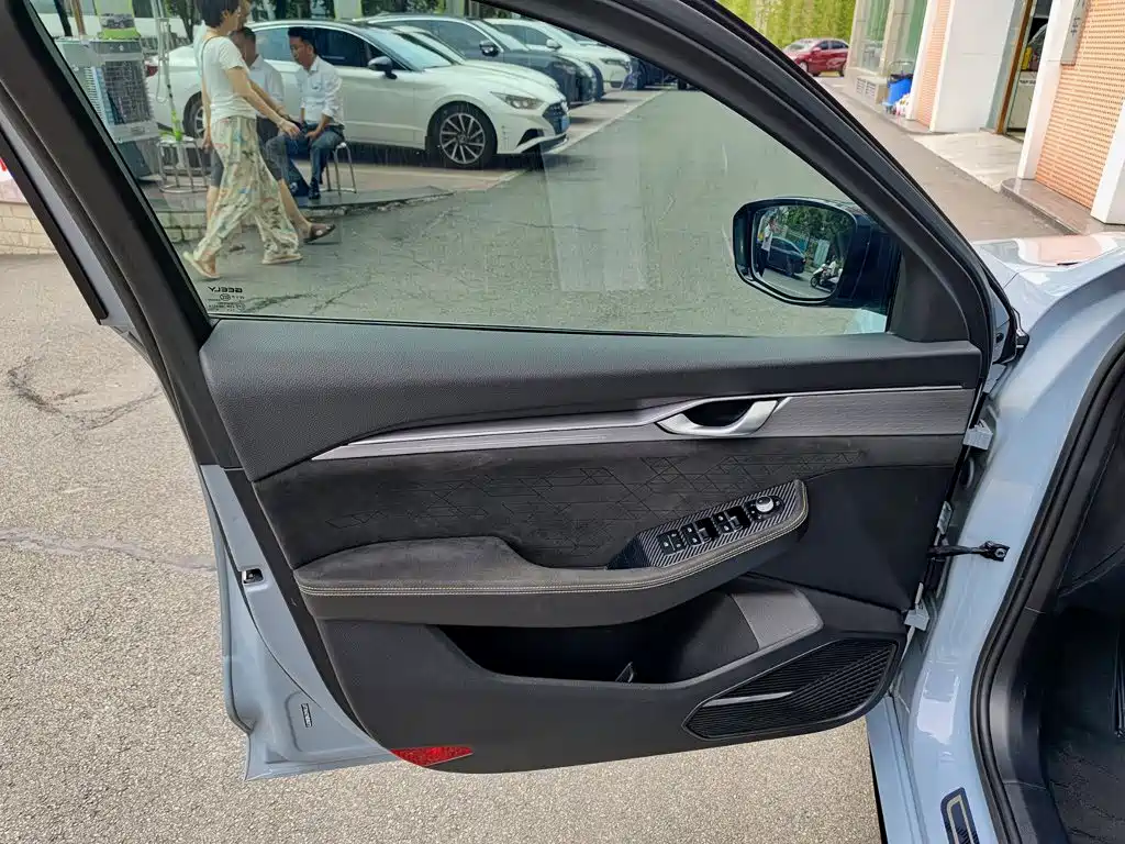 Фото 6 - Geely Preface