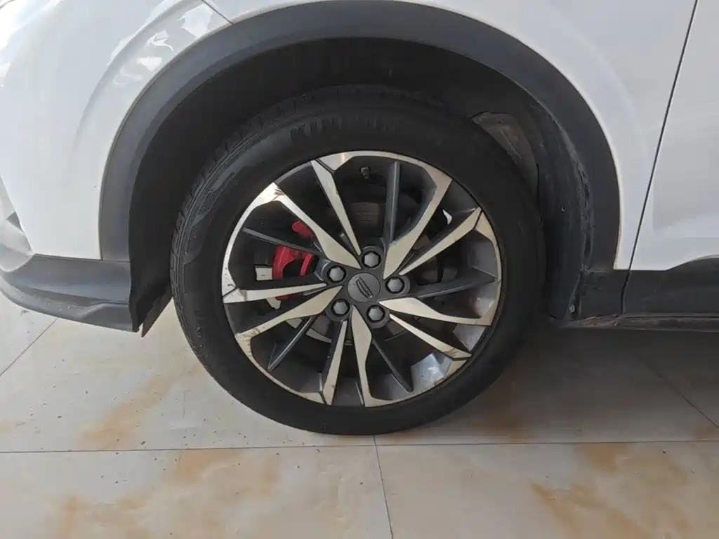 Фото 23 - Geely Binyue