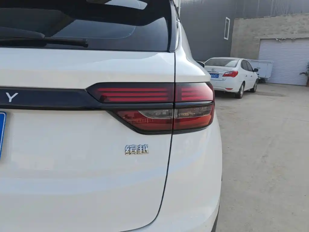 Фото 8 - Geely Coolray