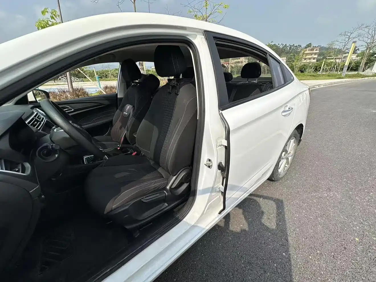 Фото 9 - Roewe i5
