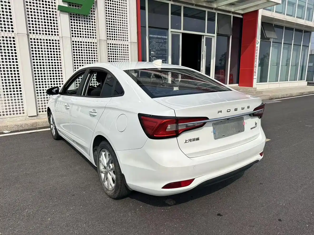 Фото 28 - Roewe i5