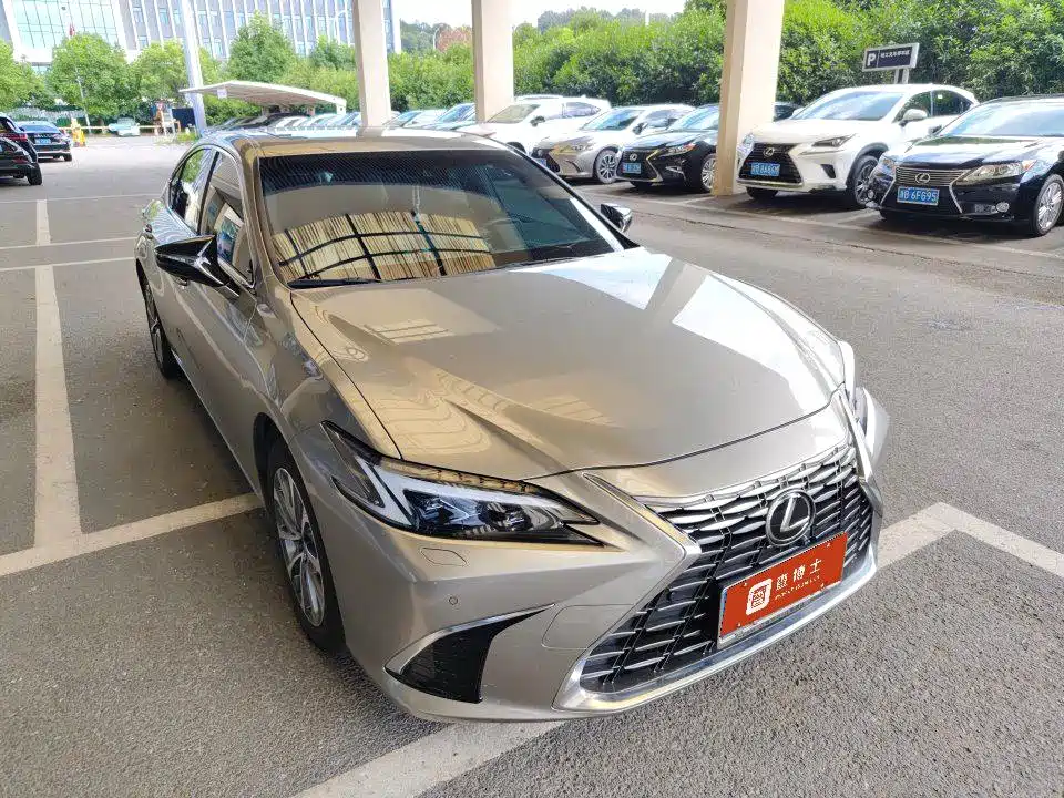 Фото 2 - Lexus ES