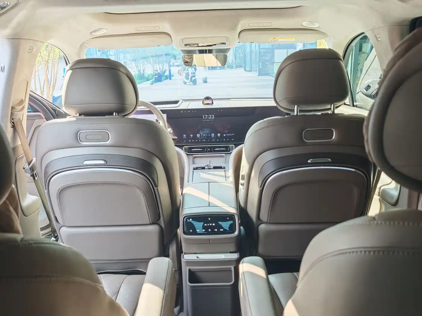 AITO Wenjie AITO M9 2024 Range Extender Max Edition 42kWh 6-seater фото 8