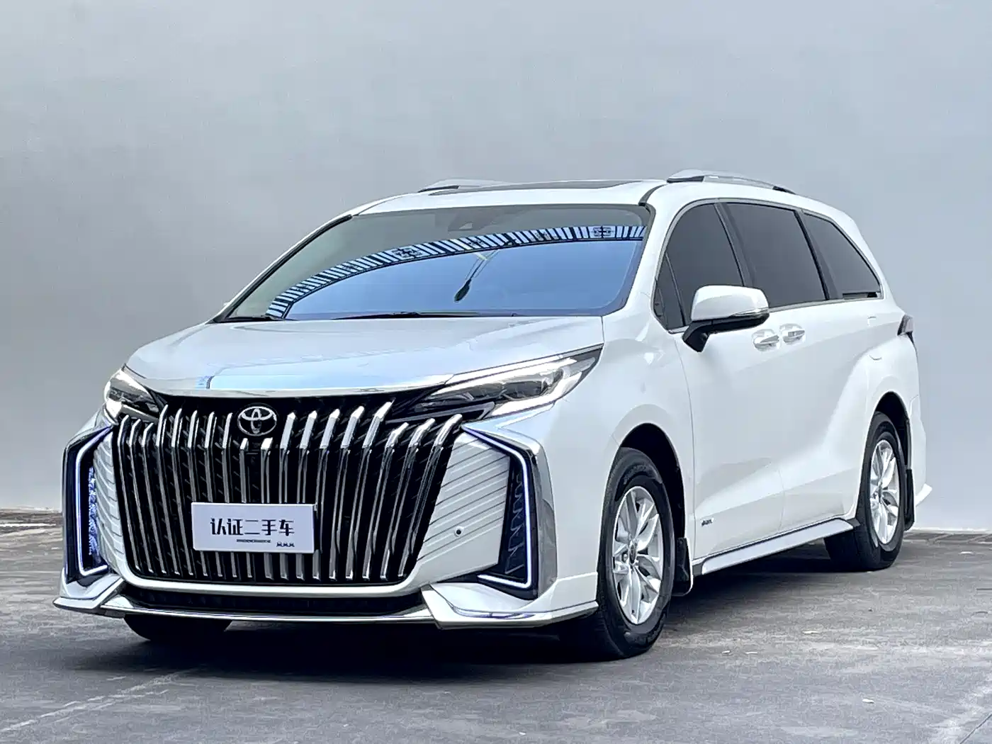 Toyota Granvia 2024 2.5L Hybrid Comfort фото 2