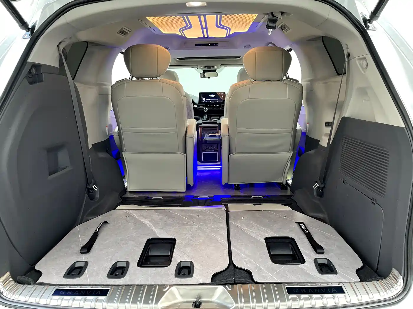 Toyota Granvia 2024 2.5L Hybrid Comfort фото 33