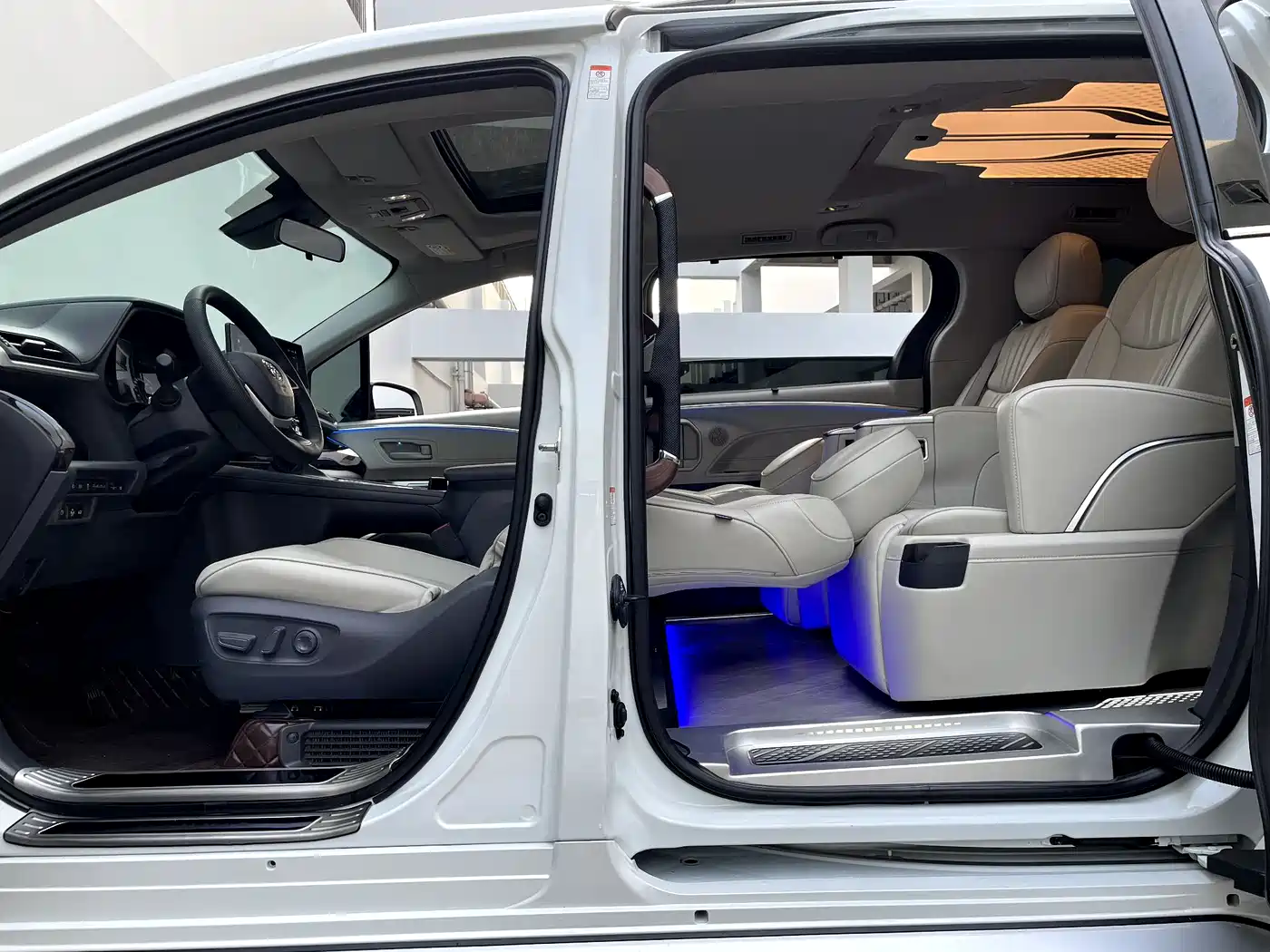 Toyota Granvia 2024 2.5L Hybrid Comfort фото 27