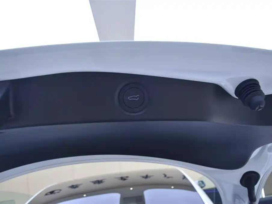 Tesla Model 3 2026 2025 Model Year Facelift Rear-Wheel Drive