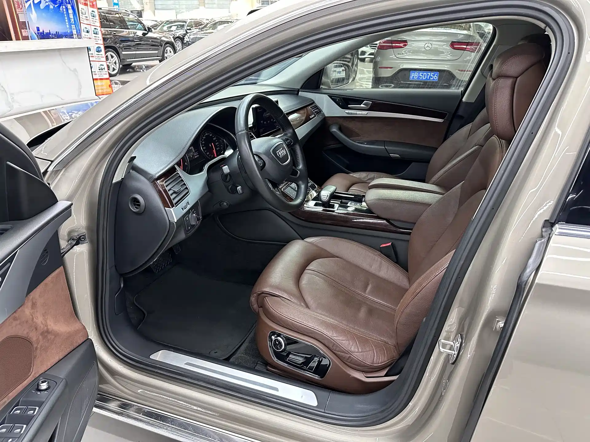 Photo 13 - Audi A8