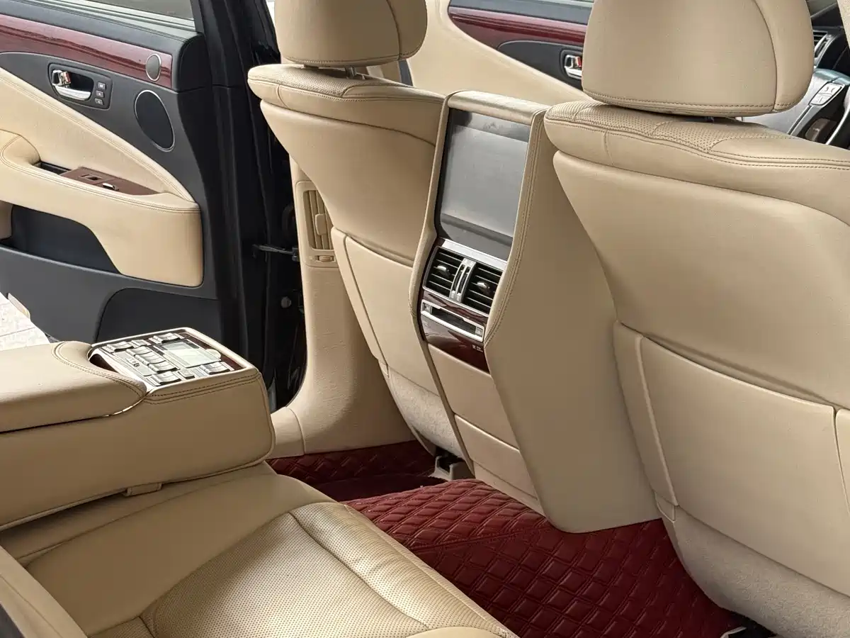 Lexus LS 2010 600hL фото 19