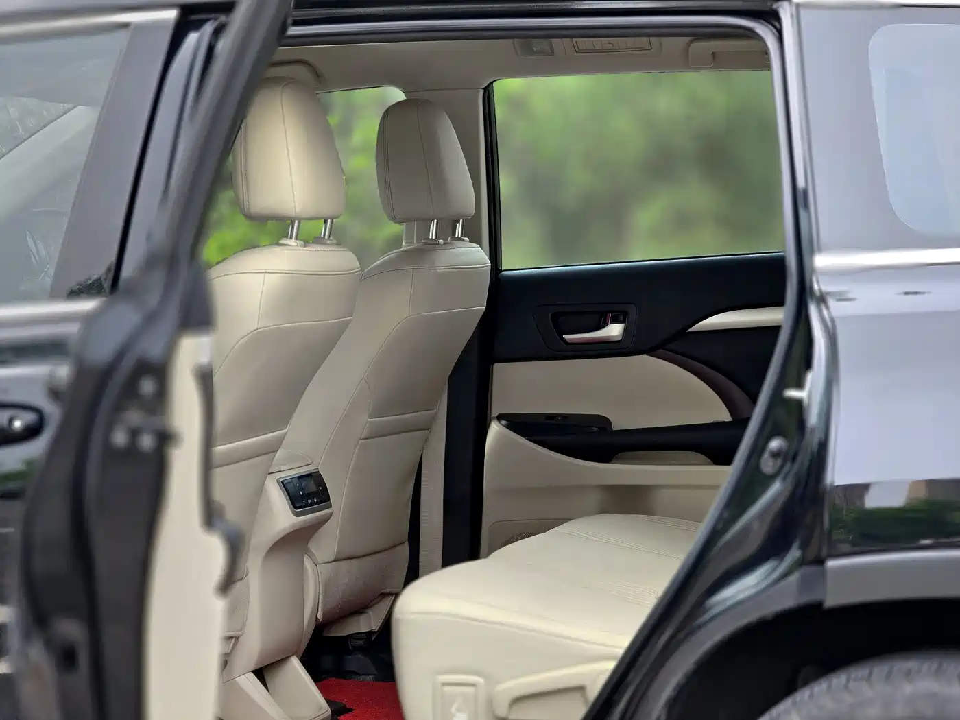 Photo 11 - Toyota Highlander