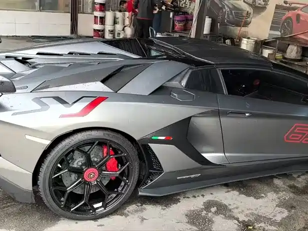 LAMBORGHINI AVENTADOR