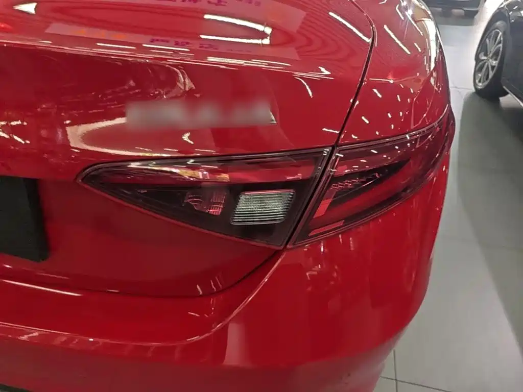 Alfa Romeo Giulia 2018 2017 2.0T 200HP Luxury Edition