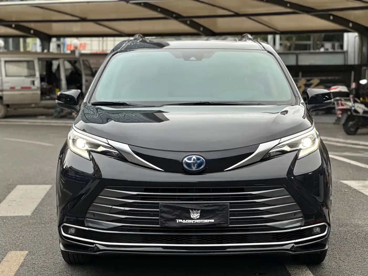 Toyota Sienna 2021 2.5L Hybrid Luxury Edition фото 2