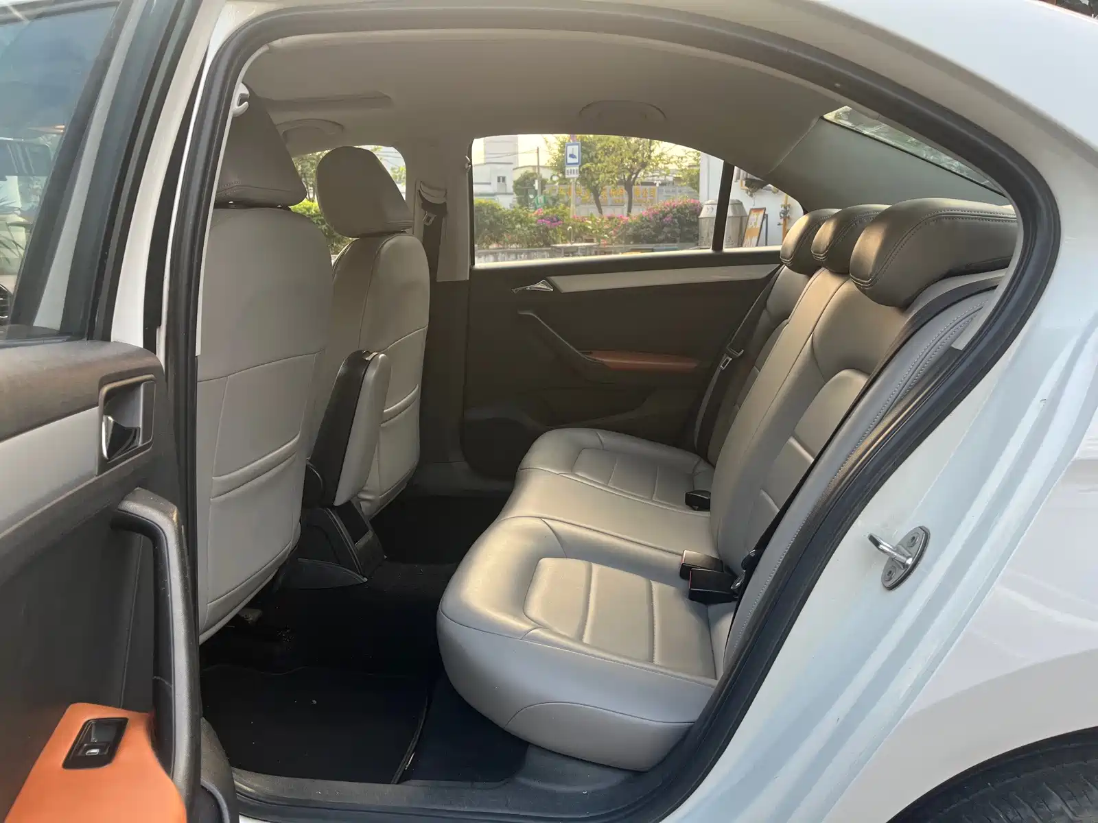 Photo 11 - Volkswagen Jetta