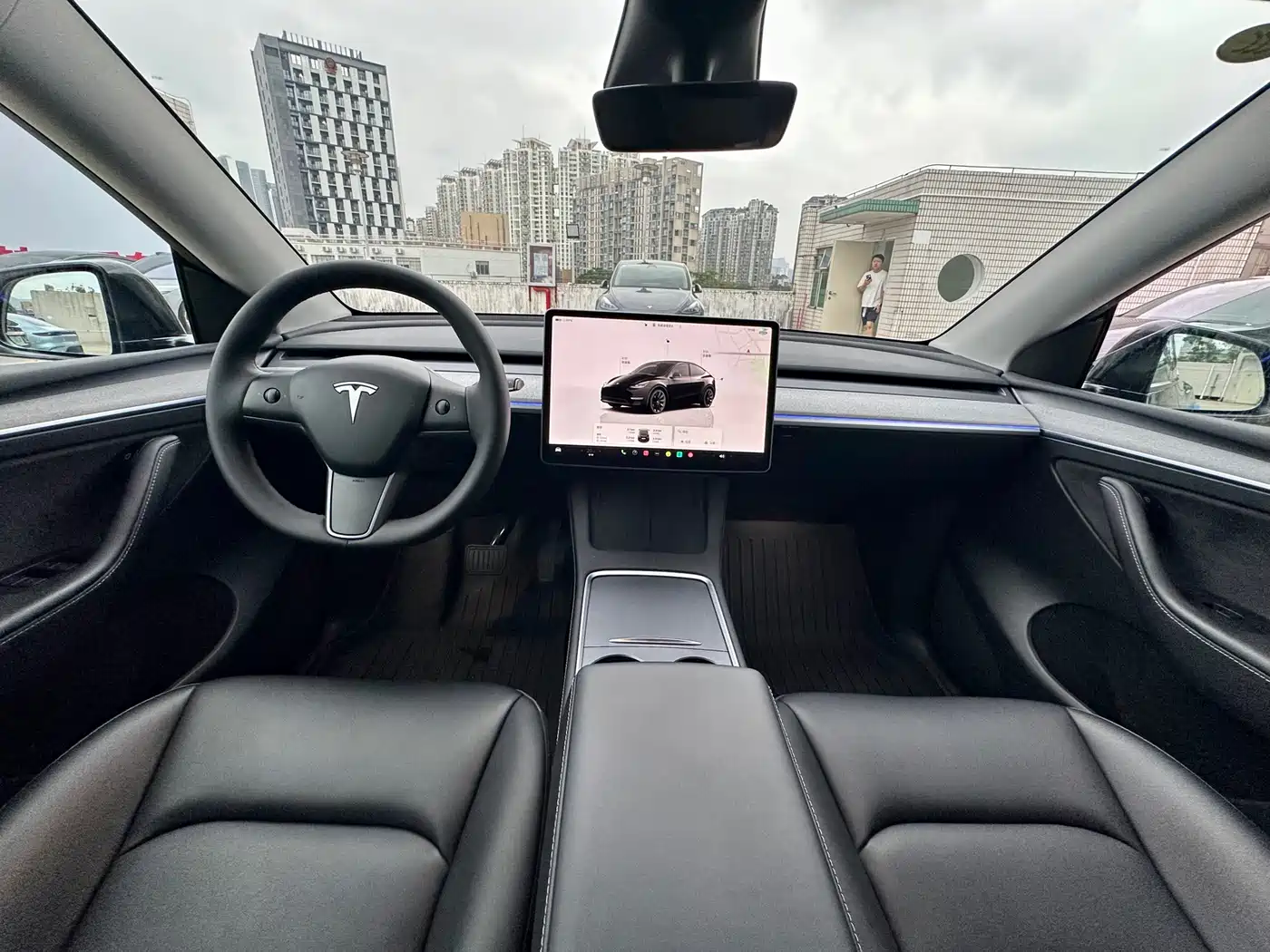 TESLA MODEL Y