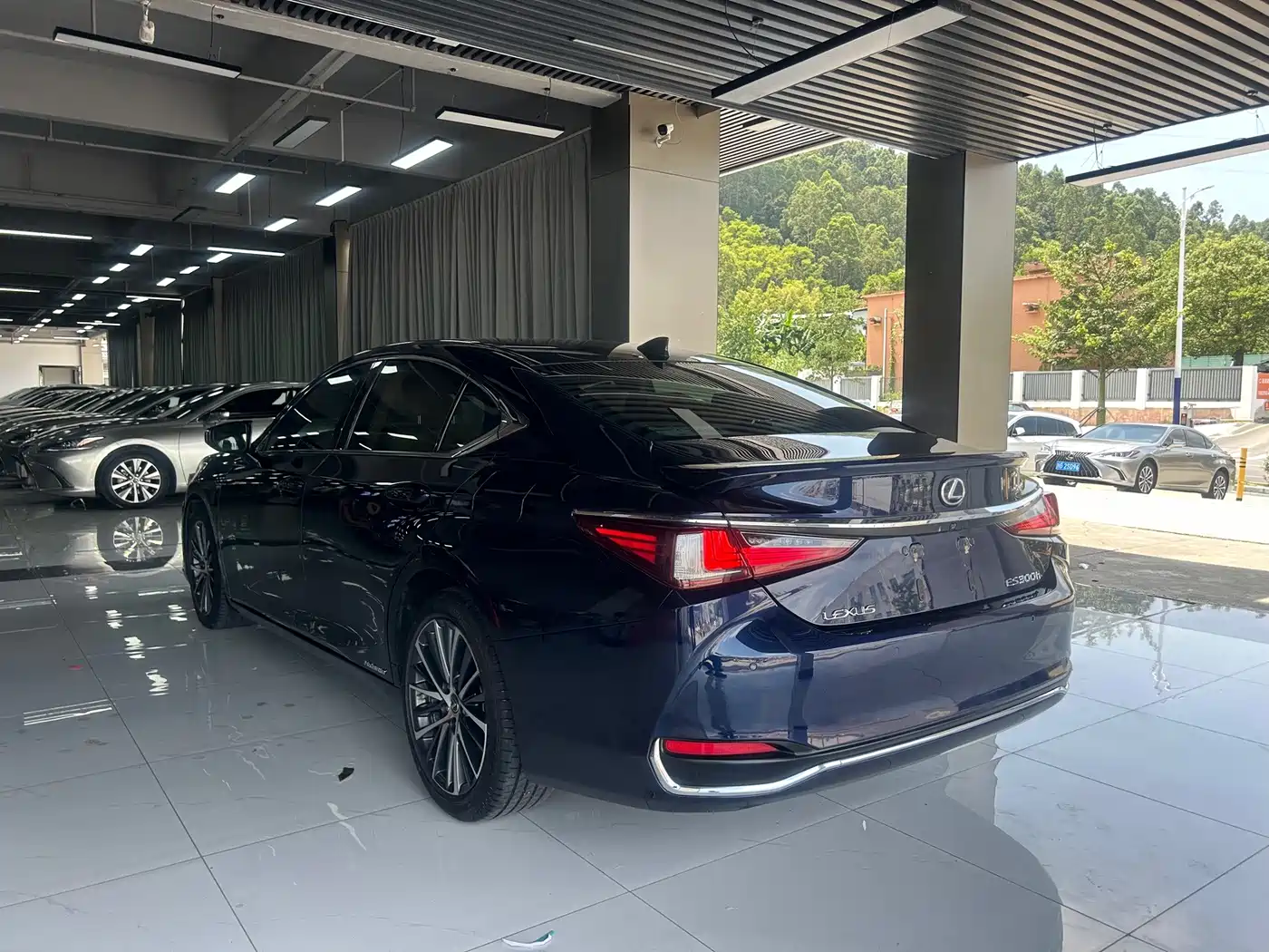 Фото 7 - Lexus ES