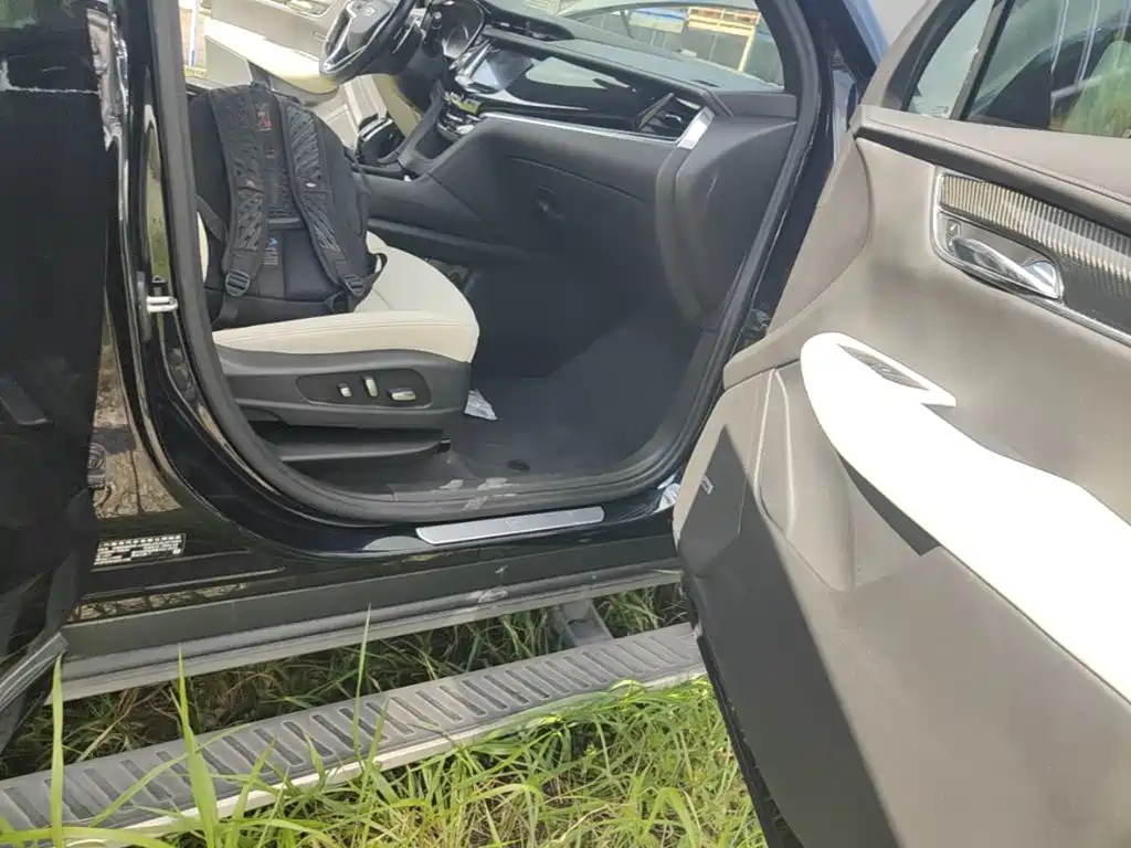 Фото 9 - Cadillac XT6