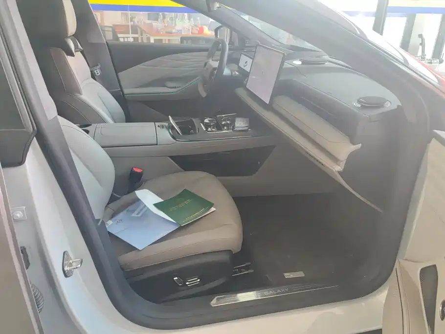 Geely Galaxy Galaxy Xingyao 8 2025 2025 Model 130km EM-i Flagship Edition