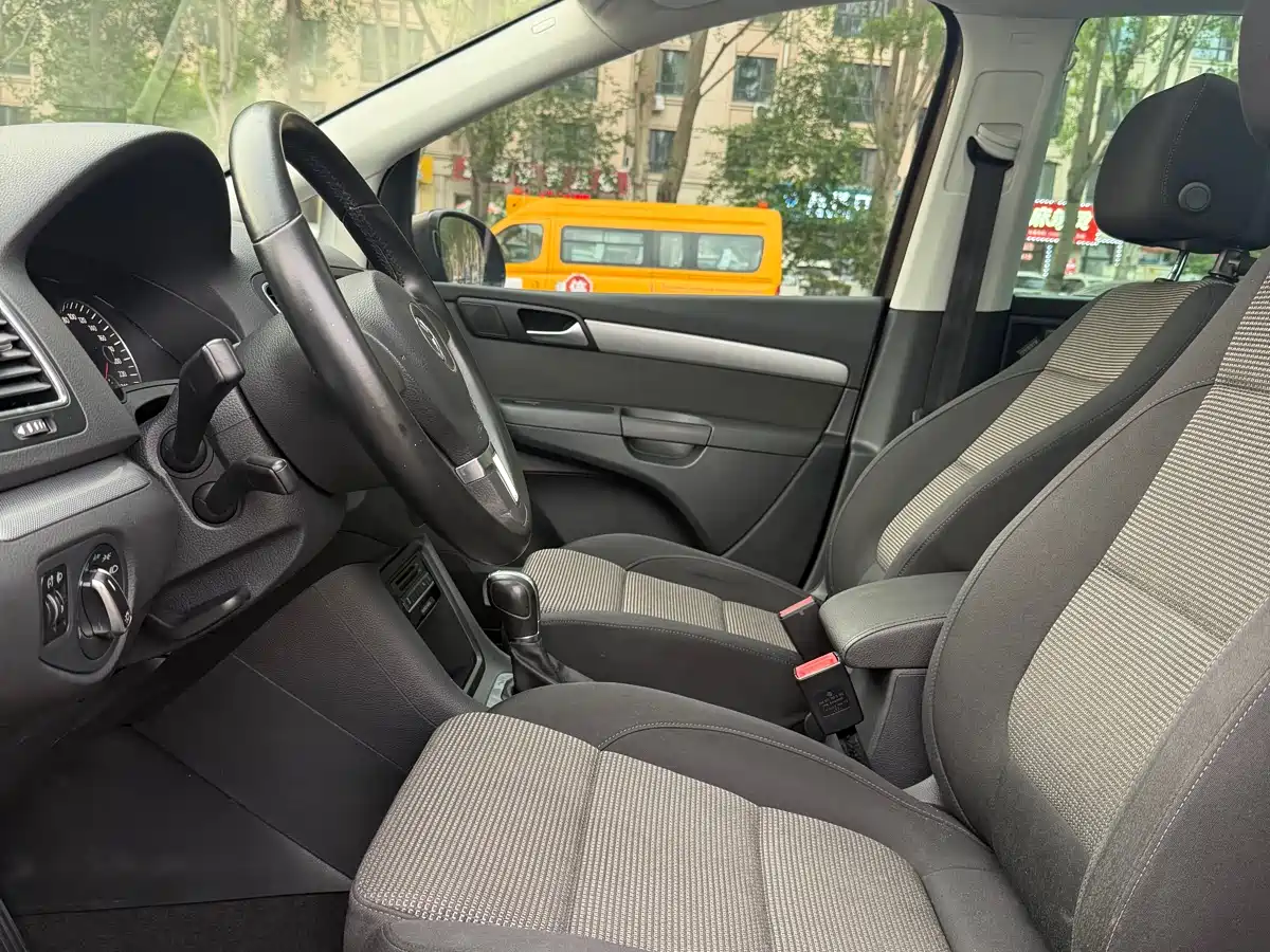 Volkswagen Sharan 2013 2.0TSI Comfort фото 7