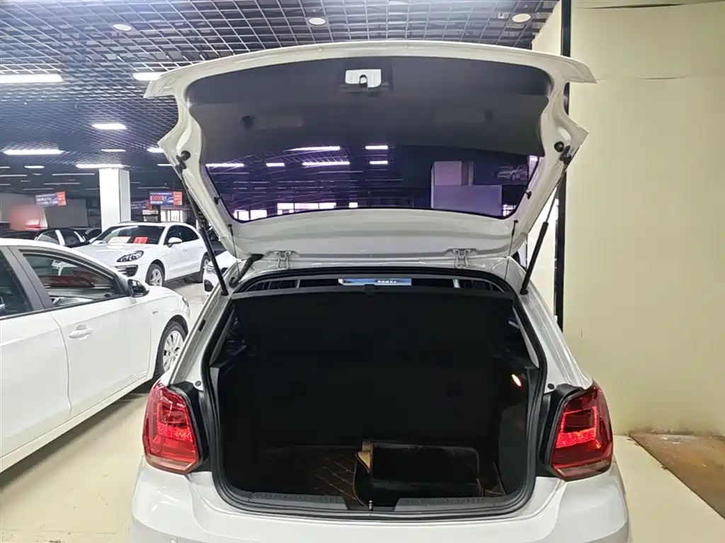 Volkswagen Polo 2016 1.4L Automatic Trend фото 19