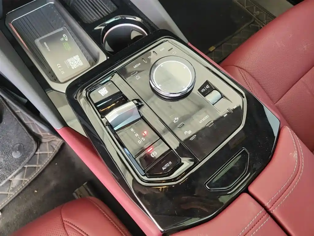 BMW 5 Series 2026 530Li Leading M Sport Package фото 14