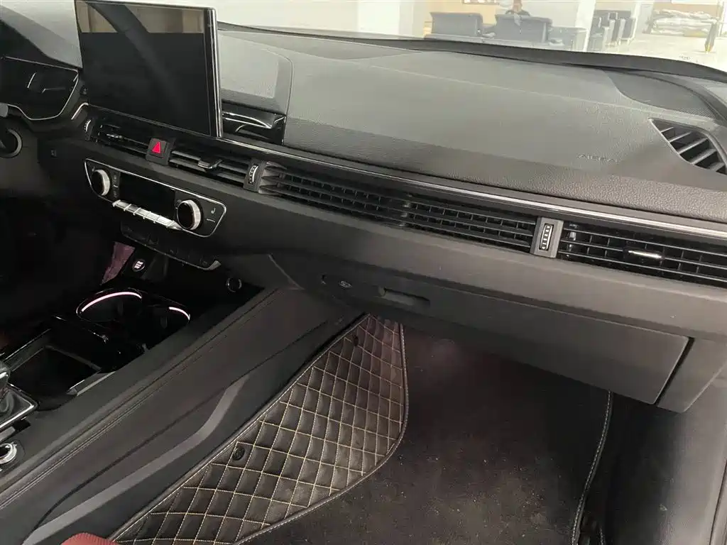 Audi A4L 2025 2025 2 Million Celebration Edition 40 TFSI Luxury Dynamic