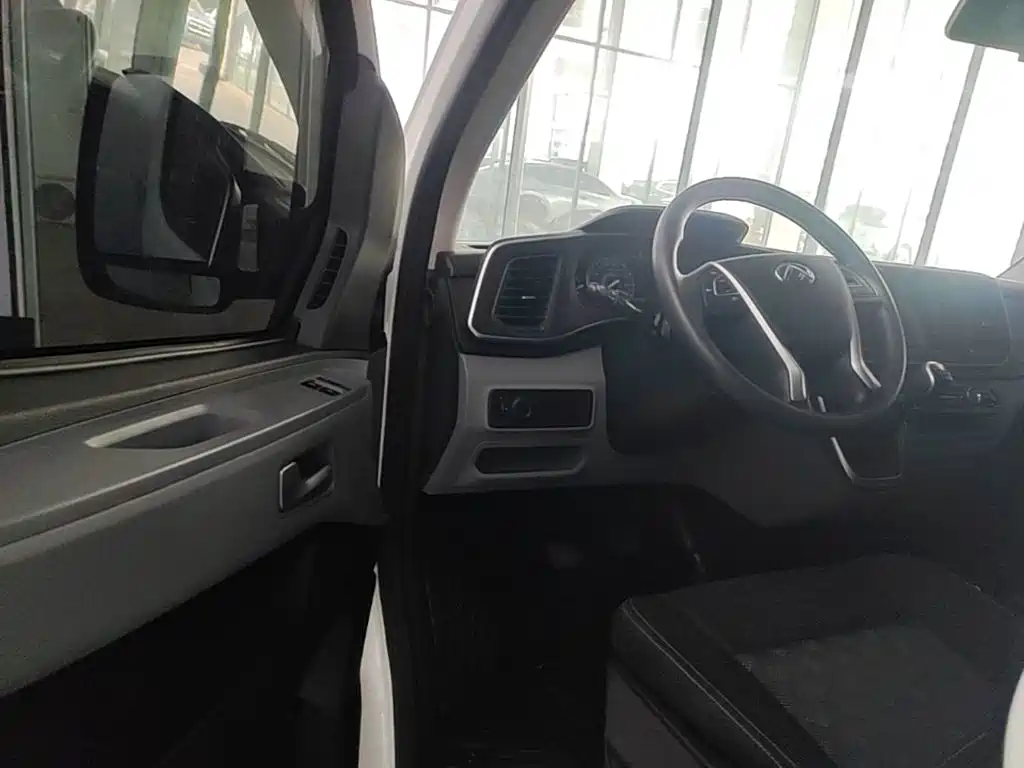 SAIC Maxus Xintu V80 2025 2025 Value Edition Aoyun 2.0T Manual Short Wheelbase Medium Roof 127Ps 5/6-seater