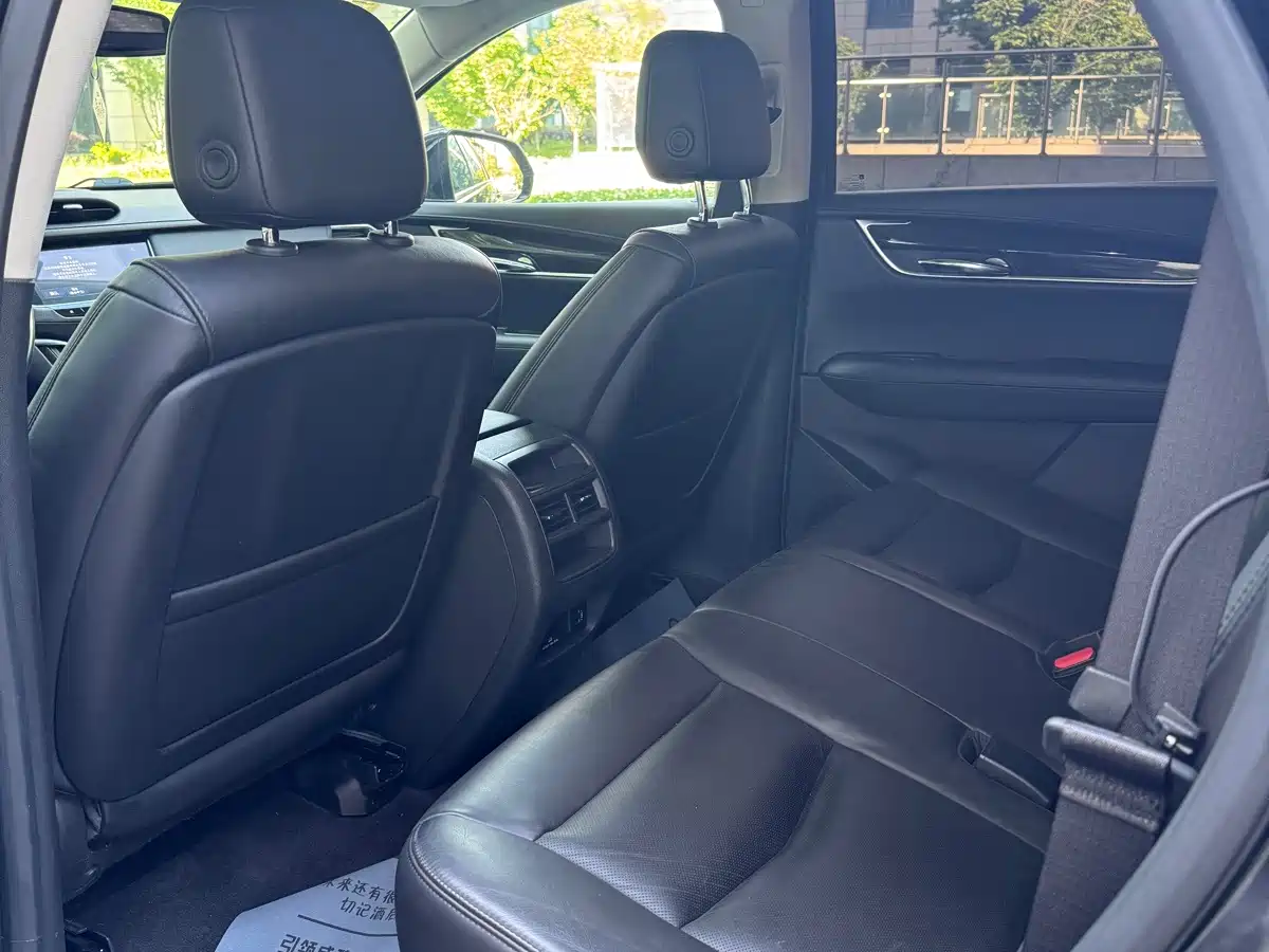 Фото 10 - Cadillac XT5