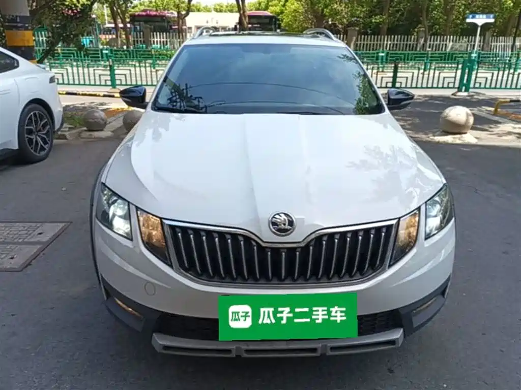 Škoda Octavia 2019 Wagon TSI230 DSG Luxury Edition China V фото 3