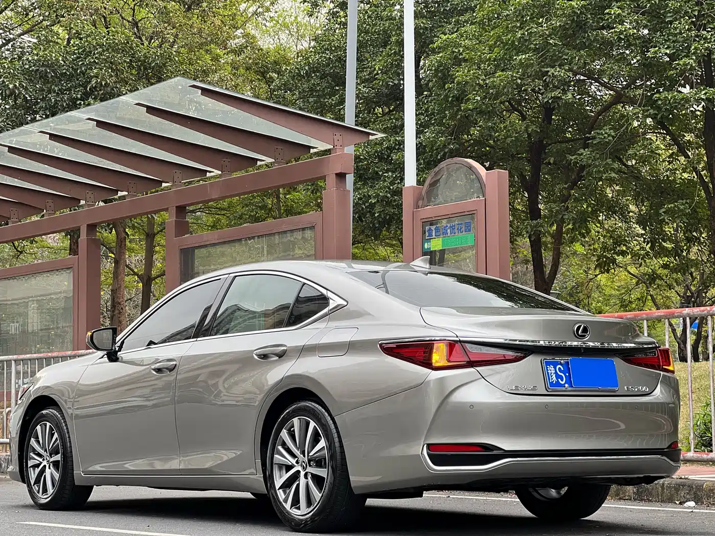 Lexus ES 2020 200 Luxury фото 20