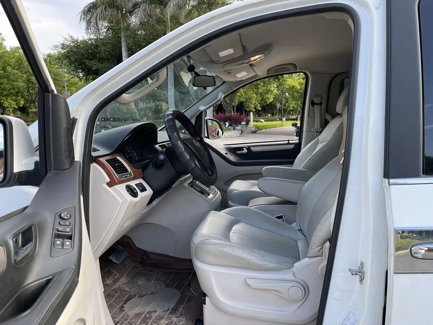 SAIC Maxus Maxus G10 2014 2.0T Automatic Luxury Executive Edition фото 4