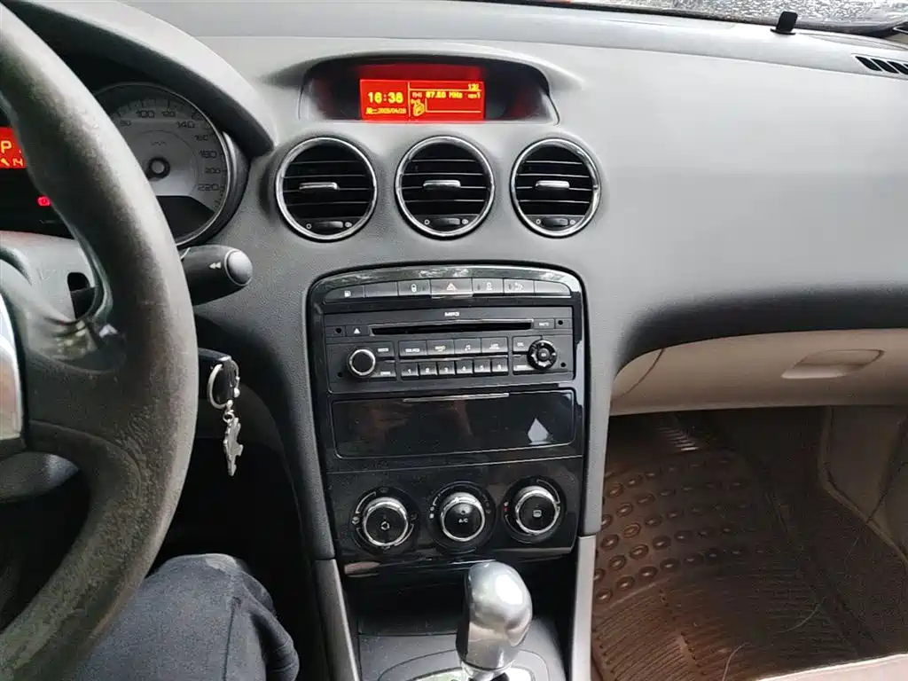 Peugeot 408 2013 1.6L Automatic Comfort Edition фото 13