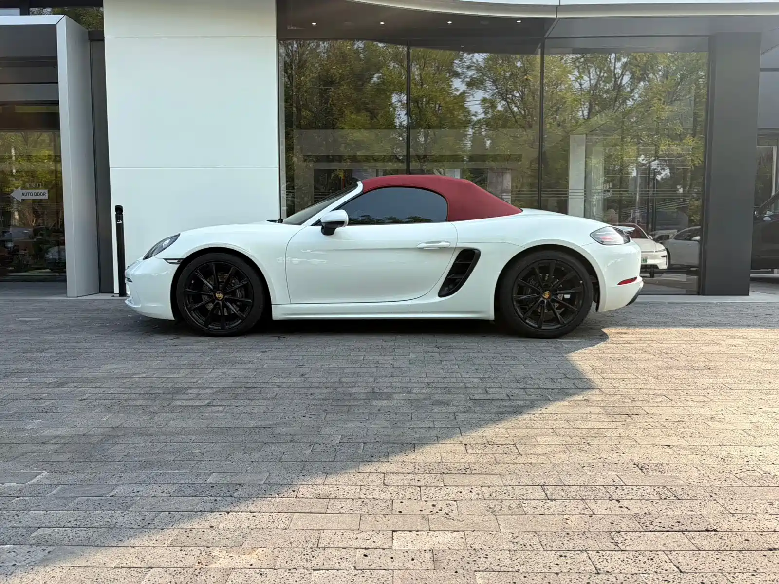 Photo 2 - Porsche 718