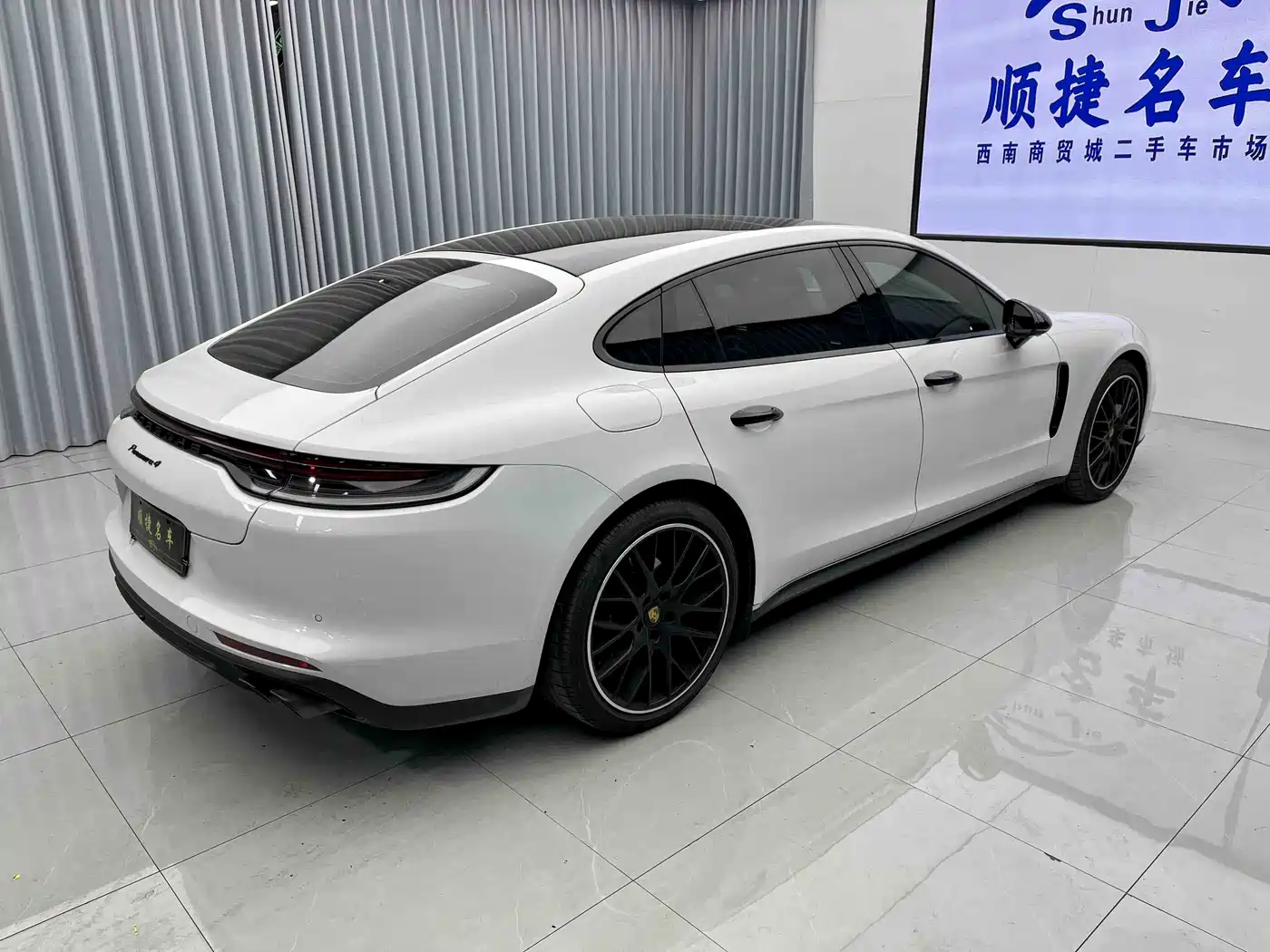 Porsche Panamera 2023 Panamera 4 Executive Long Wheelbase 2.9T фото 16