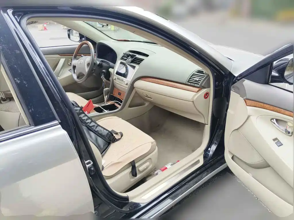 Фото 13 - Toyota Camry