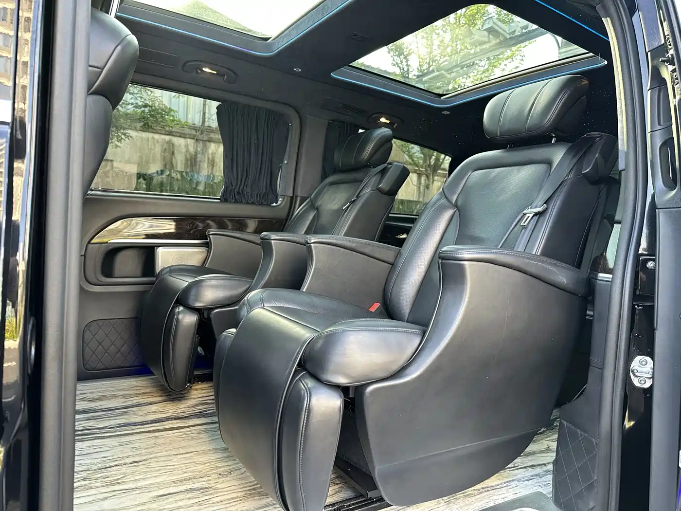 Mercedes-Benz V-Class 2018 V 260 L Premium Long Wheelbase Edition China VI фото 15