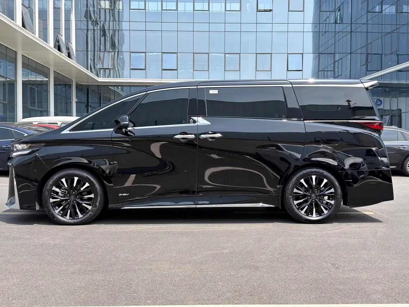 Toyota Vellfire 2024 Crown Hybrid 2.5L Executive Premium Edition фото 3