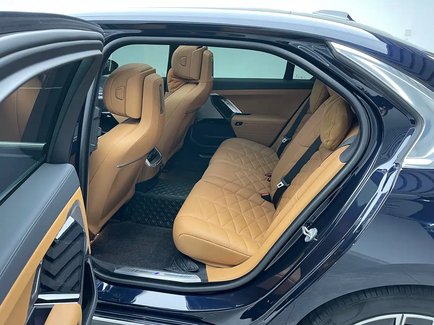 BMW 7 Series 2023 Model 735Li M Sport Package фото 17