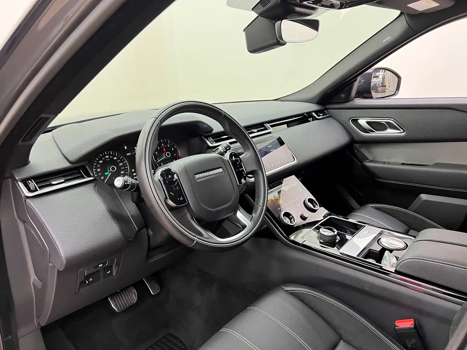 Фото 9 - Land Rover Range Rover Velar