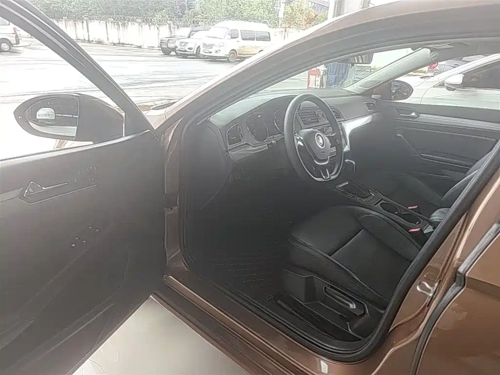 Volkswagen Lamando 2015 230TSI DSG Style фото 16