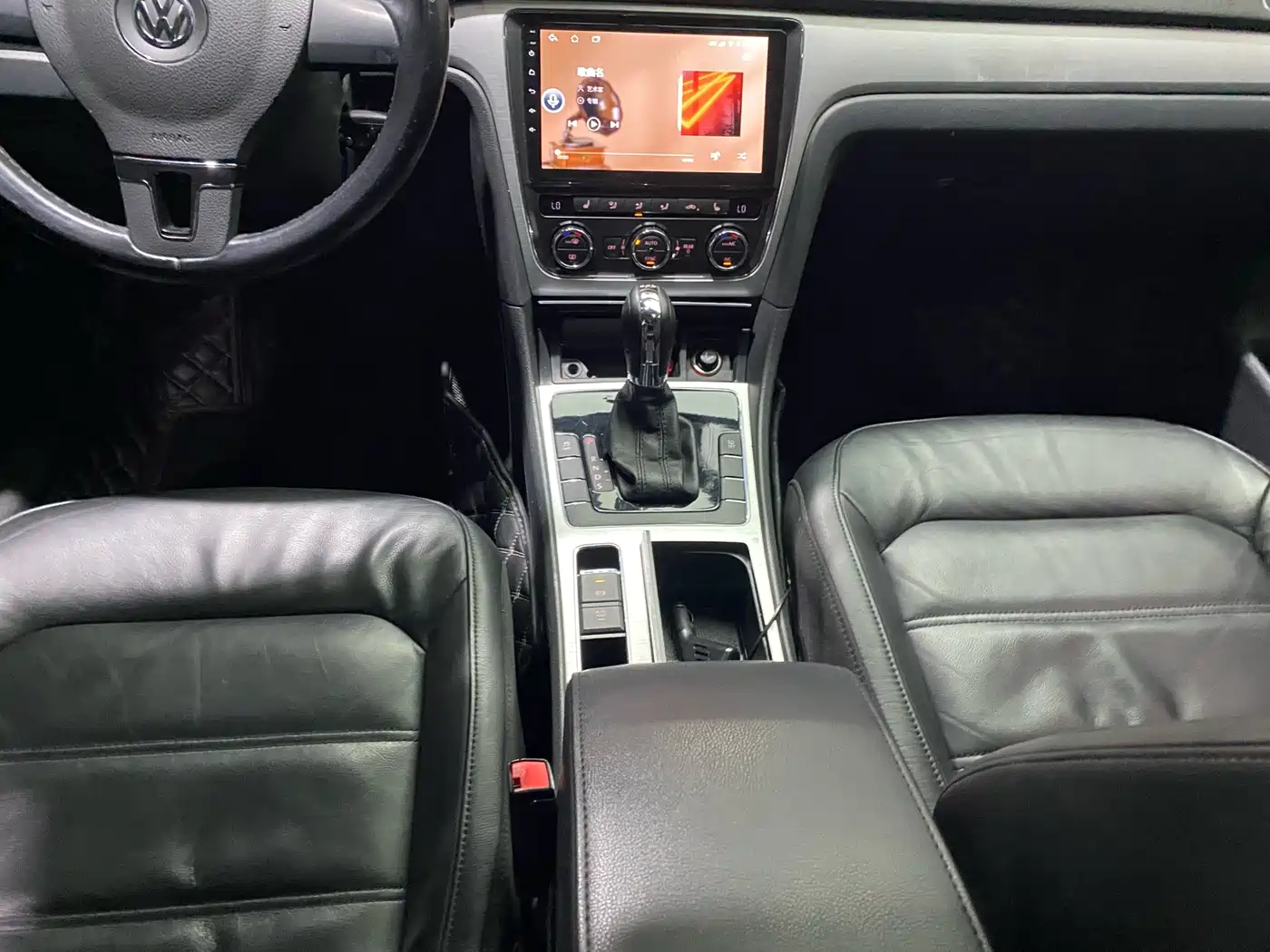 Volkswagen Passat 2014 1.8TSI DSG Luxury Edition фото 16
