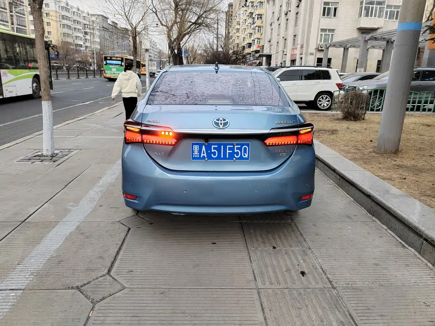 Toyota Corolla 2016 Hybrid 1.8L E-CVT Leading Edition фото 6