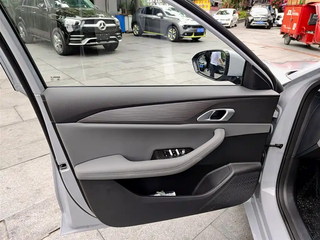 Geely Galaxy Galaxy A7 2025 EM-i 70km Luxury Edition фото 6
